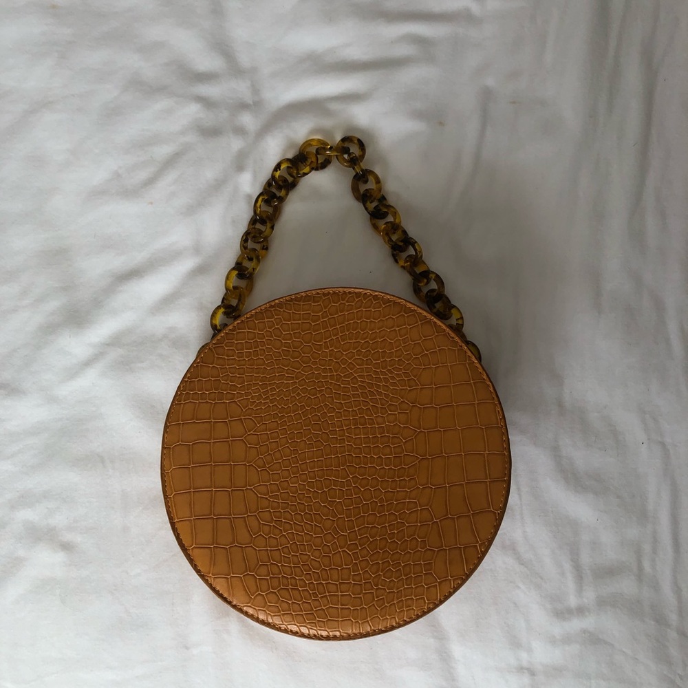 Round handbag convertible to crossbody